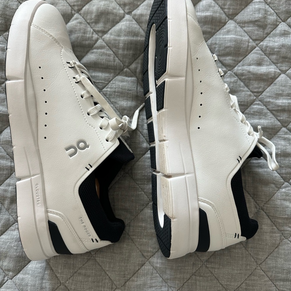 Men’s Size 11 ON Tennis Shoes